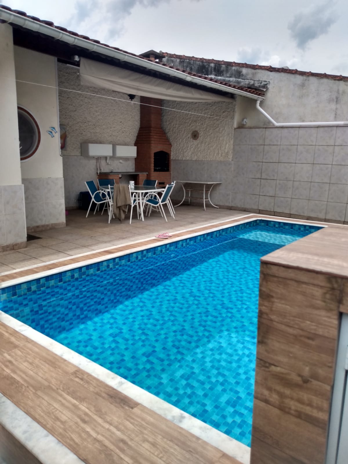 Vende-se Casa com Piscina no Jardim Real 750 Mil