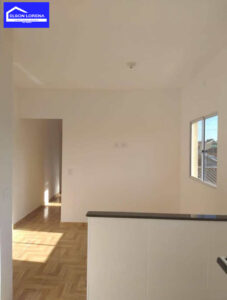 Aluga-se casa sobreposta no jardim melvi 1400 Reais