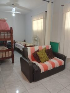 Aluga-se kitnet no jardim Real 1300 Reais